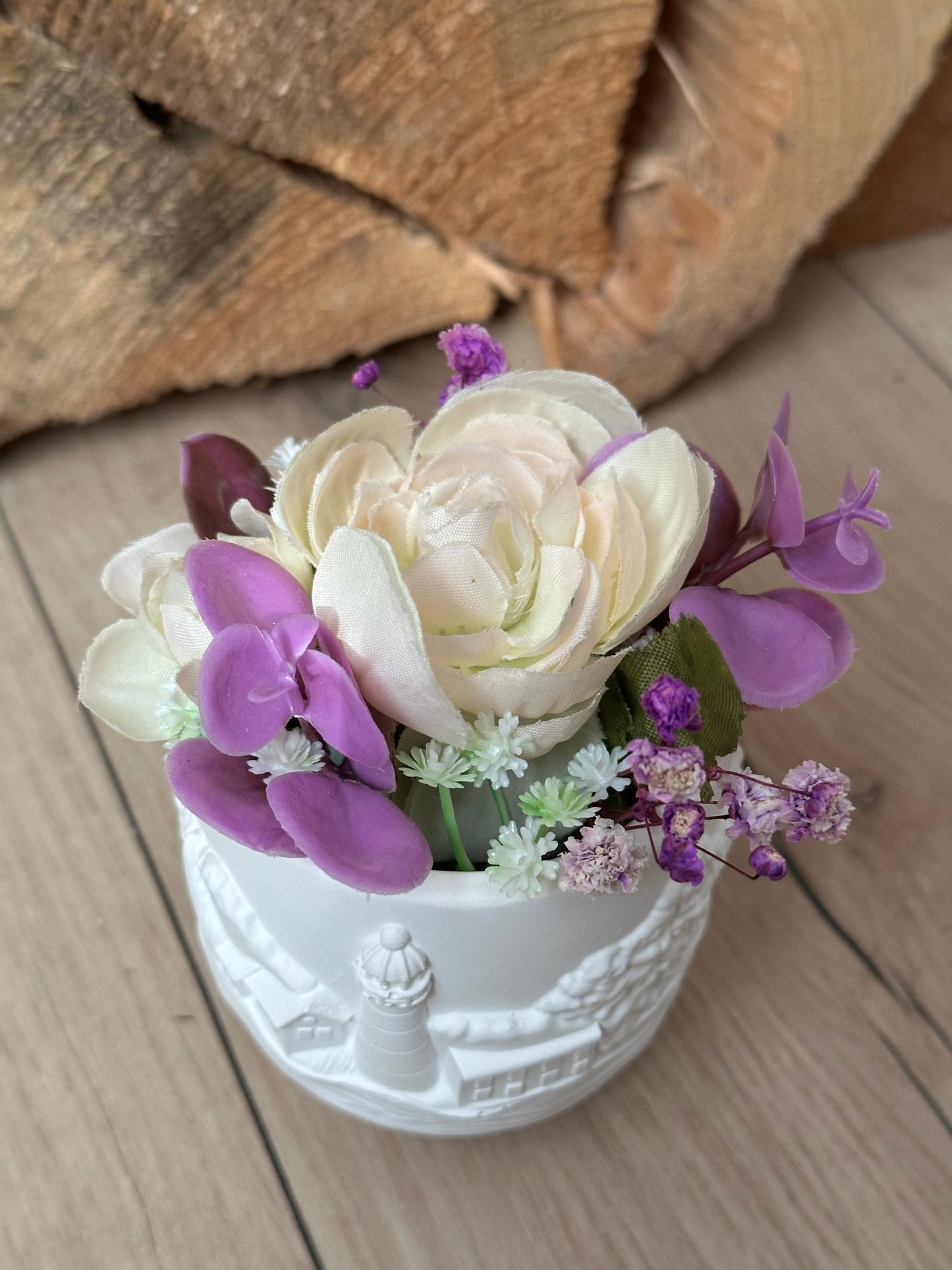 Ein kleiner Topf mit Kunstblumen aus Keraflott