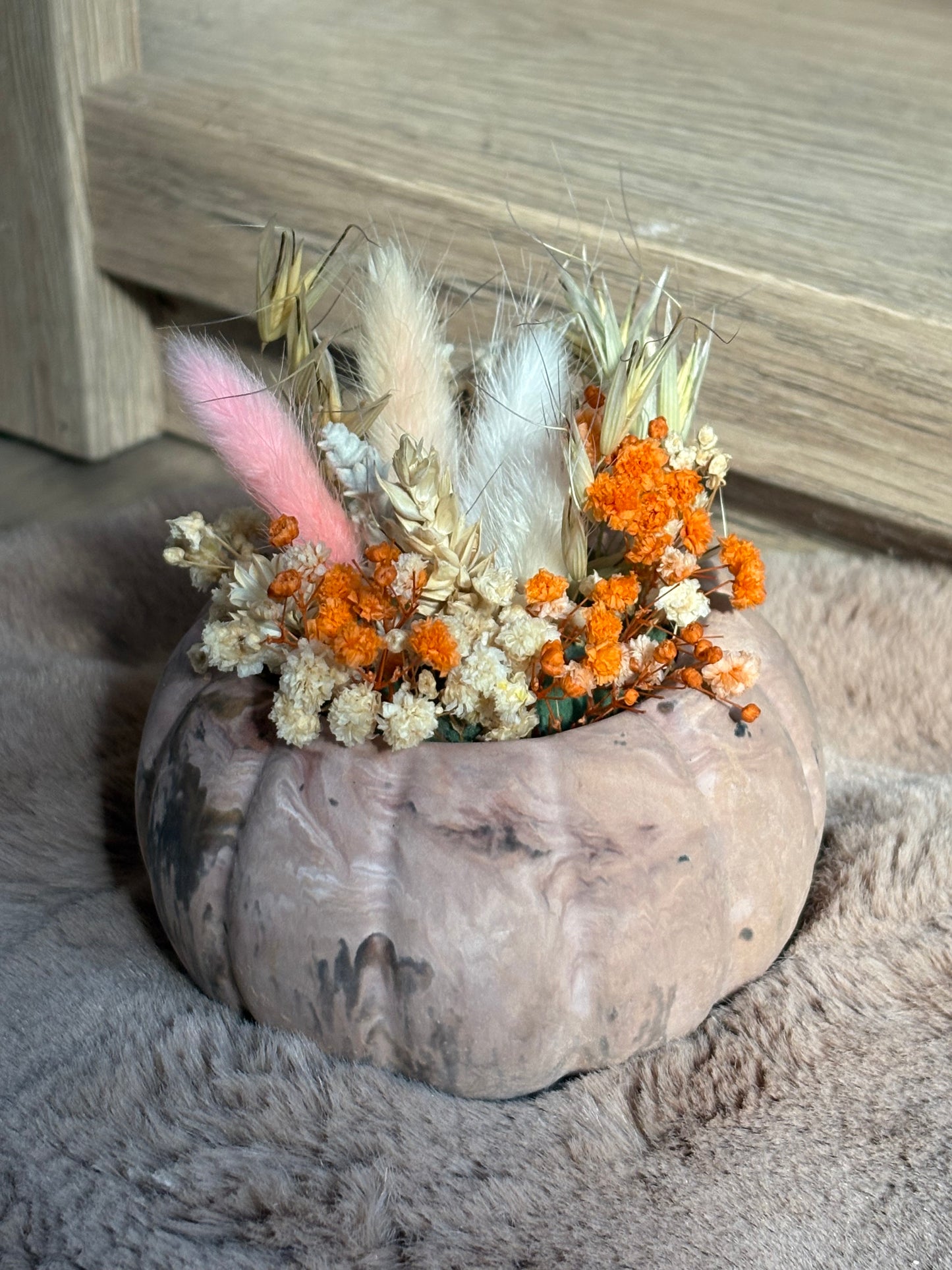 Dekoration Herbst, Kürbis mit Trockenblumen