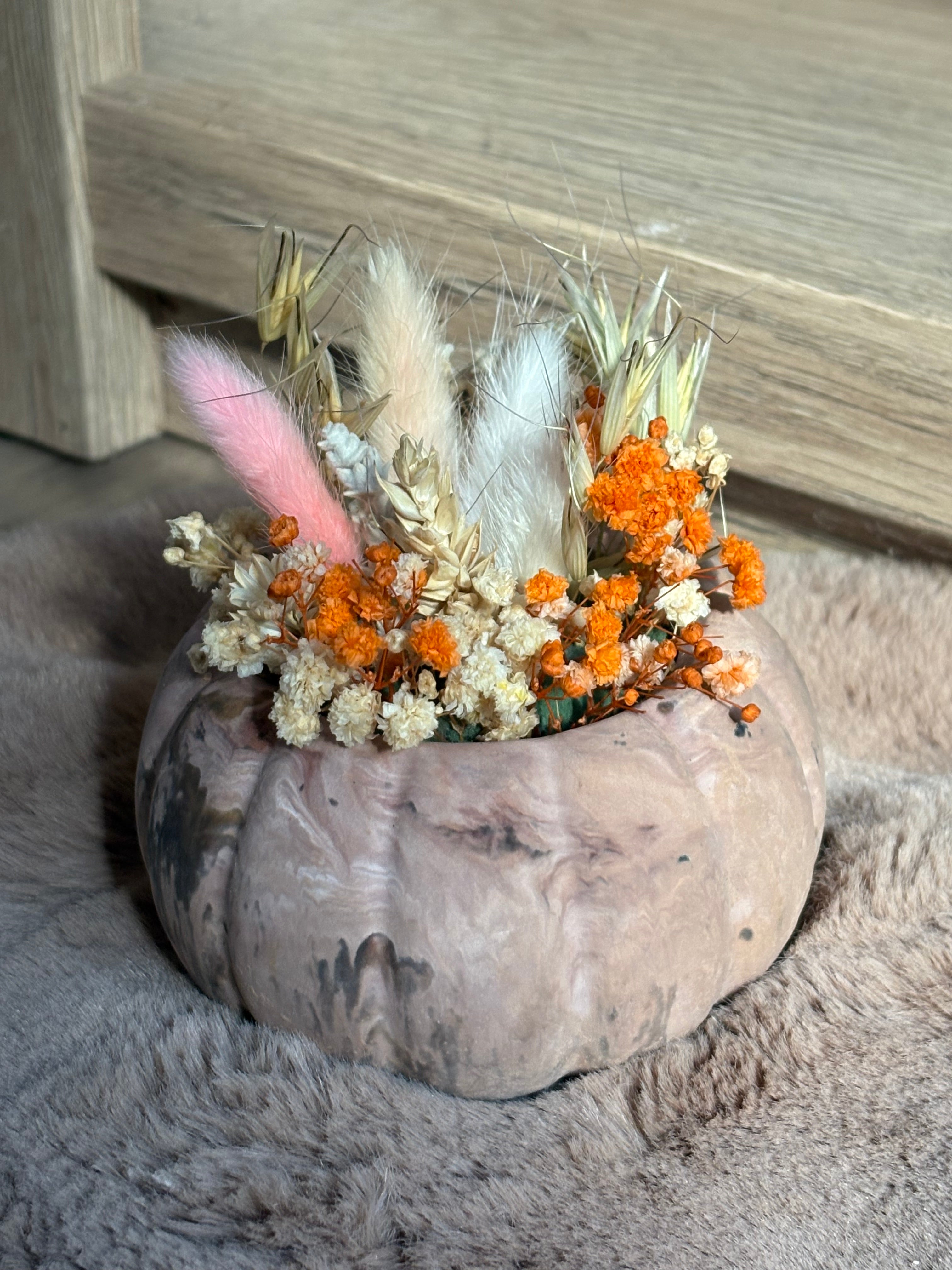 Dekoration Herbst, Kürbis mit Trockenblumen