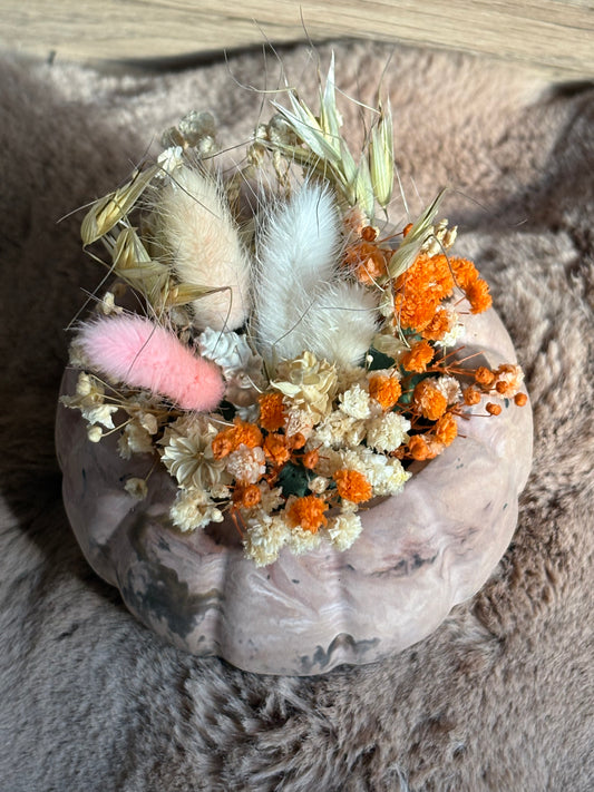 Dekoration Herbst, Kürbis mit Trockenblumen